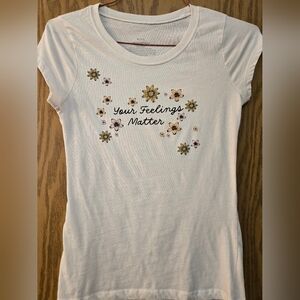 Pretty off-white, short sleeve inspirational graphic t shirt. Size medium.